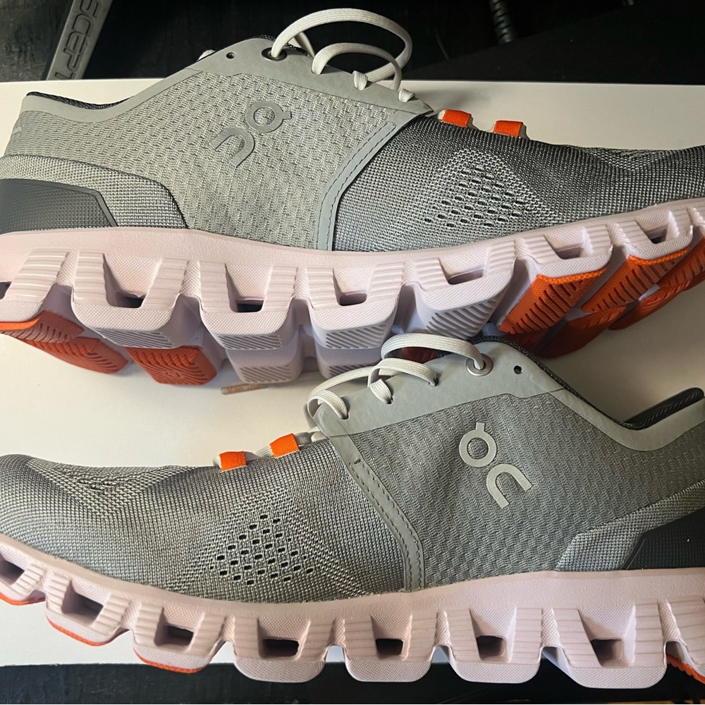 Never worn On Cloud women’s sneakers